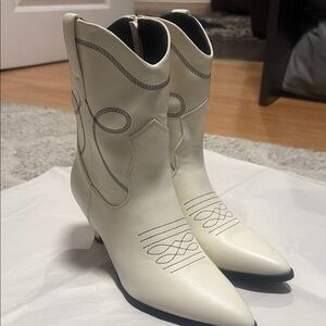 Universal Thread Faux Leather Western Boots Louis Kitten Heel Ivory Womens Sz 10